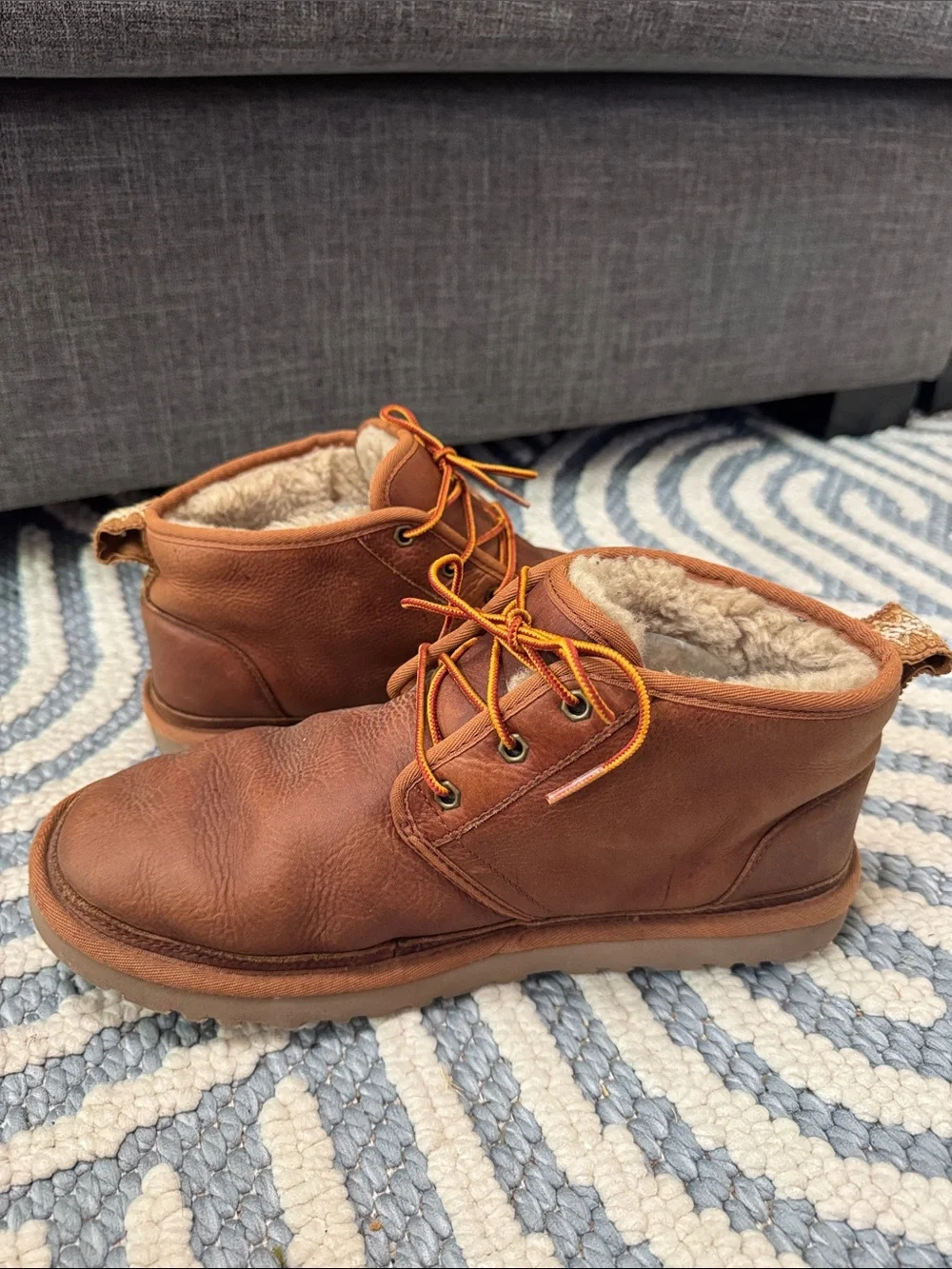 UGG Neumel Leather Chukka Boots Men's 11 Chestnut Sheepskin Lined Lace Up EUC